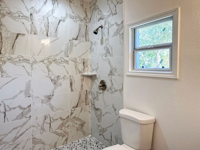 Building Photo - 3 bedroom / 2 bath