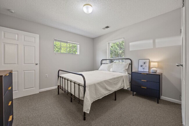 Building Photo - FULLY FURNISHED EXCLUSIVE SHORT AND MIDTERM RENTAL ONLY!