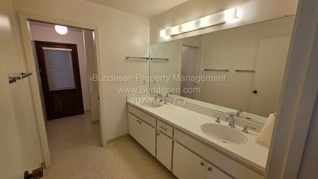 Building Photo - 5 Oak Forest Rd
