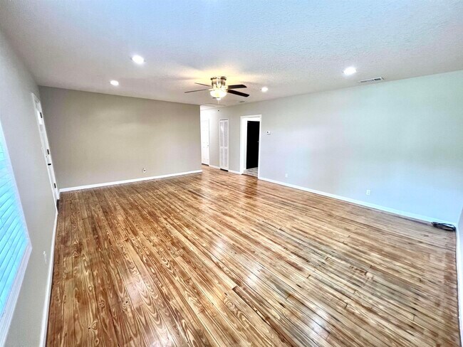 Building Photo - 804 W 2nd St