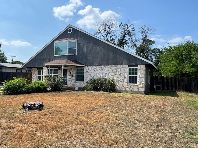 Building Photo - Ready For Move In - Nicely Renovated Large...