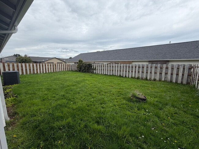 Building Photo - Large 2 Bedroom with Fenced Yard!