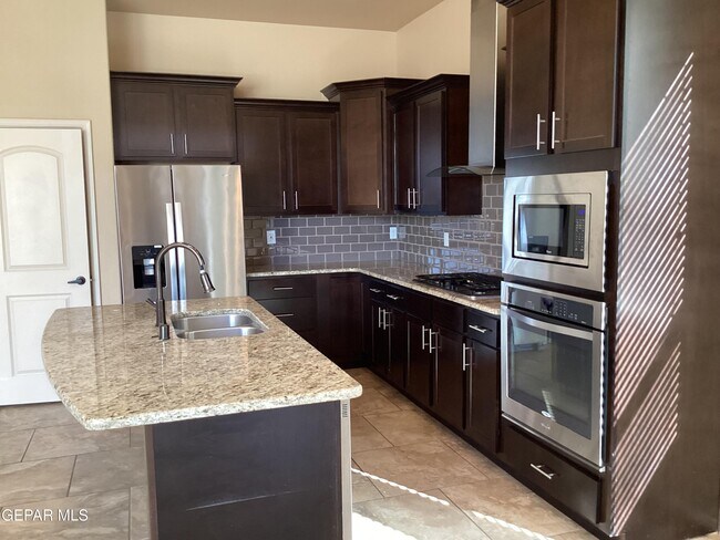 Building Photo - 5511 Grove Dr