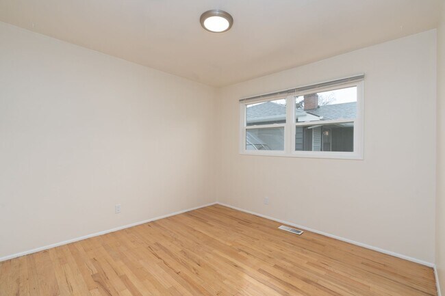 Building Photo - Multnomah Tri Plex