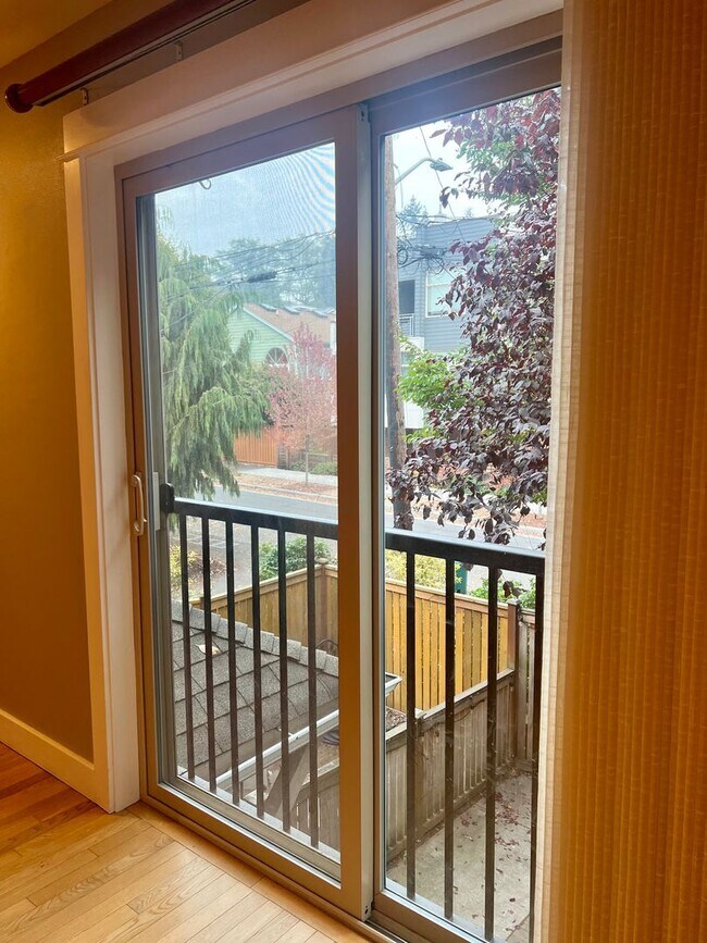 Building Photo - Available 1/0! Cozy townhouse in the Mt Baker neighborhood.