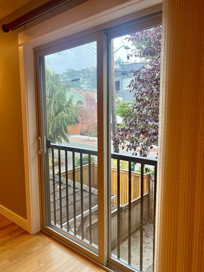 Building Photo - Available 1/1! Cozy townhouse in the Mt Ba...
