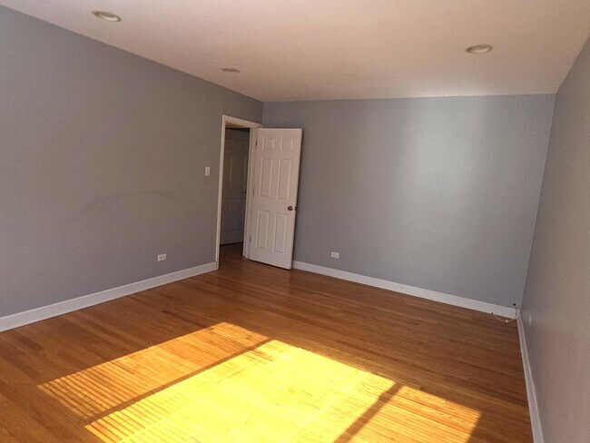 Building Photo - 2038 W Jarvis Ave