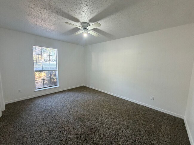 Building Photo - Large home ready for tenant....