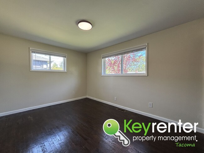 Building Photo - Gorgeous 3 Bed 1 Bath Home in Lakewood, WA!