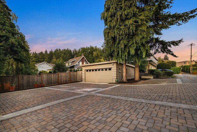 Building Photo - Three Tree Point beach front home - 3+ bedroom & 4.5 bathrooms ready for move in NOW!
