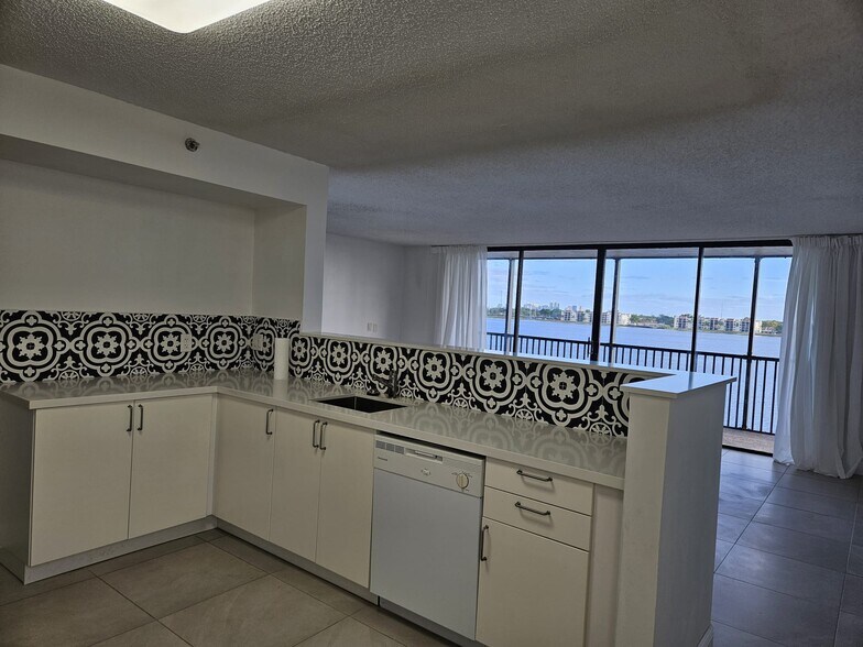 Building Photo - 105 Lake Emerald Dr