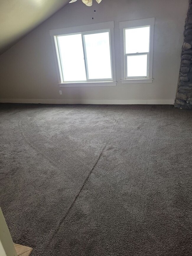 Building Photo - 6 bedroom, 2 bathroom house for rent in Je...