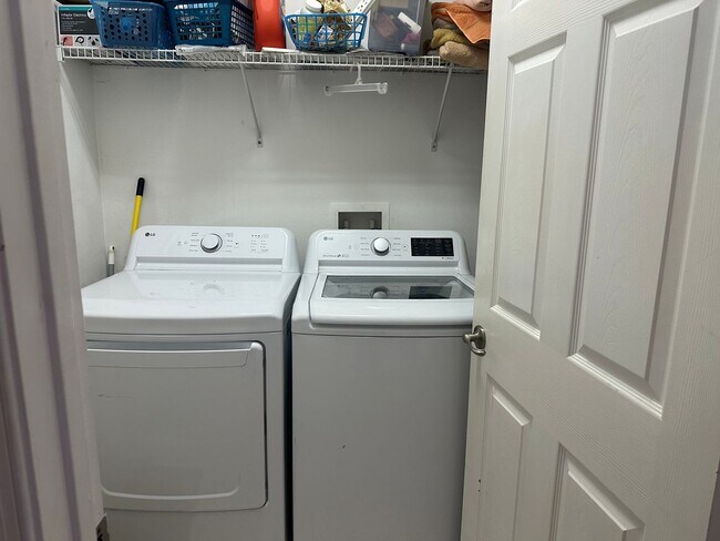 Building Photo - Move in immediately