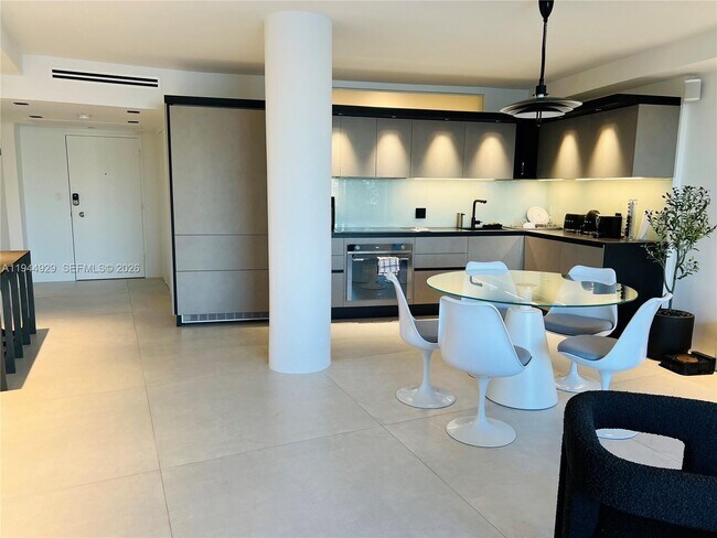 Building Photo - 900 Bay Dr