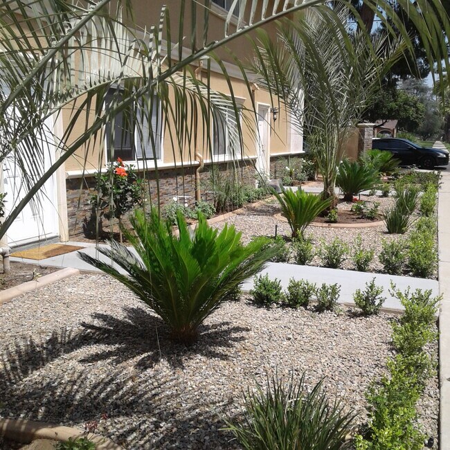 Building Photo - 1001 Pine Ave