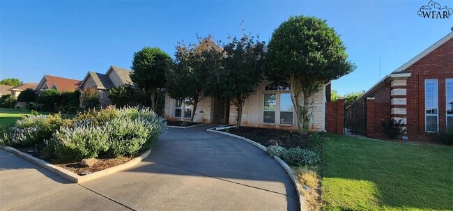 Building Photo - 1608 Tanglewood Dr