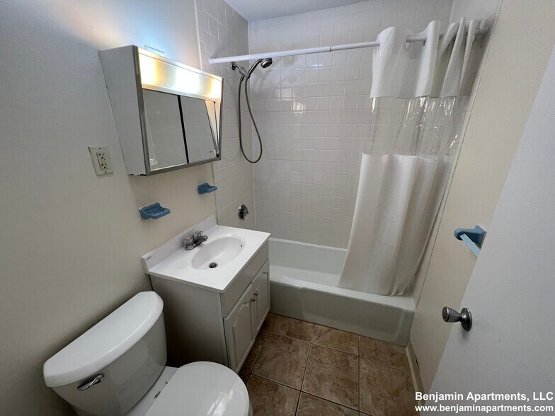 Building Photo - 122 Dustin St