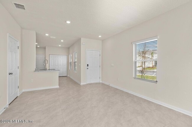 Building Photo - 21 Temple Dr