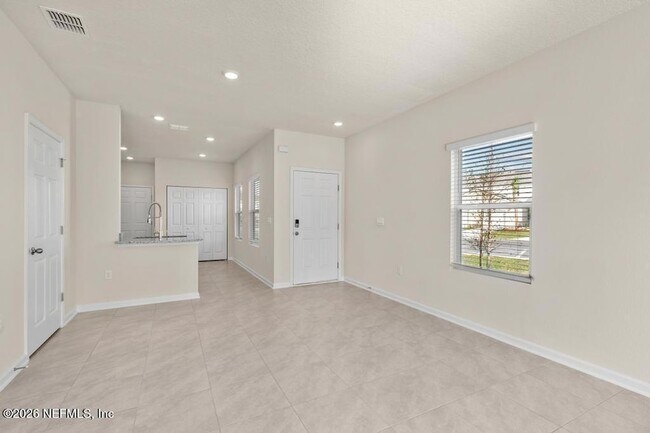 Building Photo - 21 Temple Dr