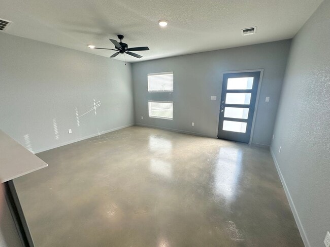 Building Photo - AVAILABLE NOW!