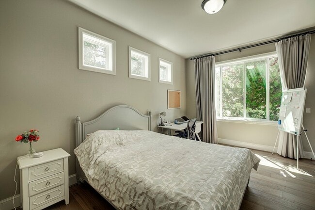 Building Photo - 5Bd/4.5Ba Sammamish Home