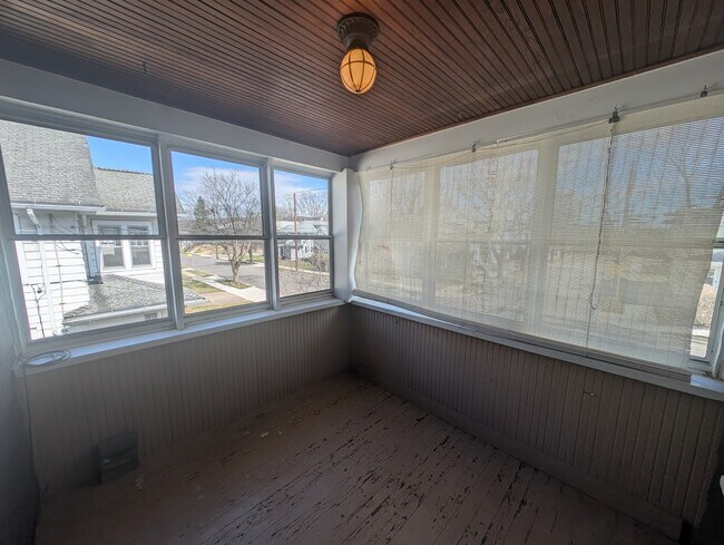 Building Photo - 105 Helen St