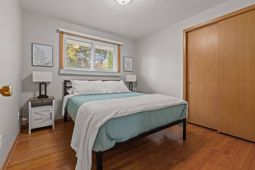 Building Photo - 1221 Kenwood St