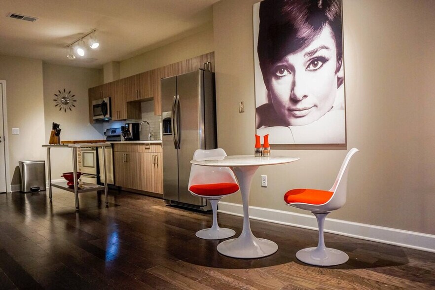 Building Photo - 256 E Main St