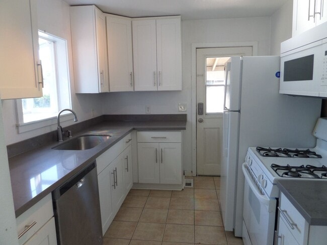 Building Photo - Super Cute & Renovated 3-Bedroom Cottage i...