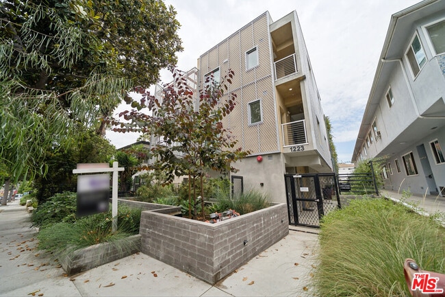 Building Photo - 1223 Hayworth Ave