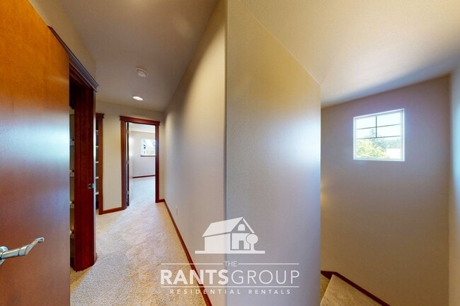 Building Photo - Fantastic Puyallup Neighborhood! Easy Comm...