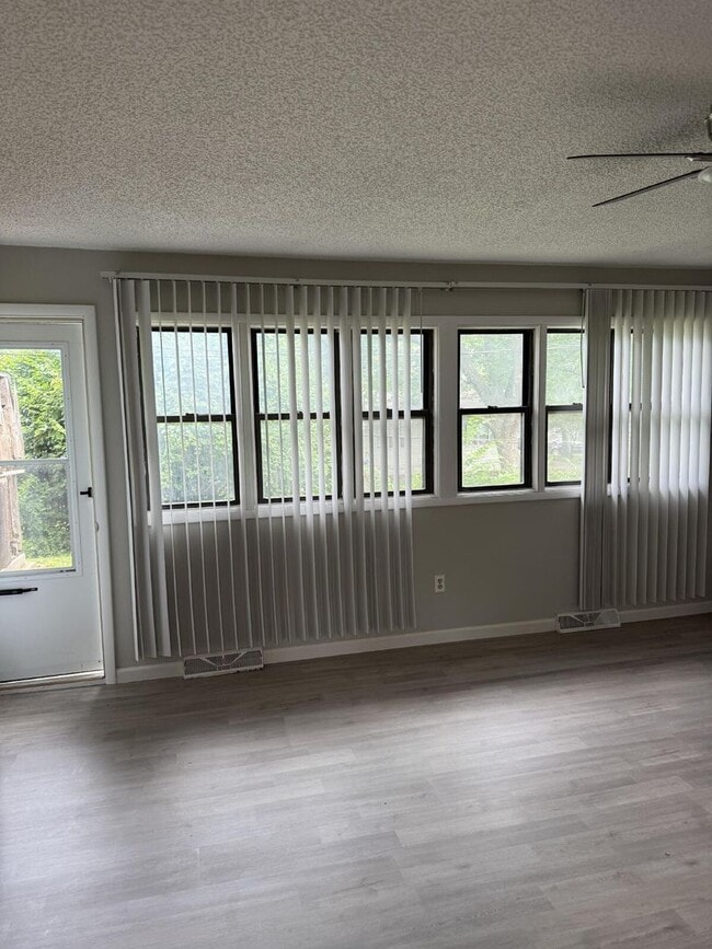 Building Photo - "Charming 4-Bedroom with 2 Baths in Topeka...