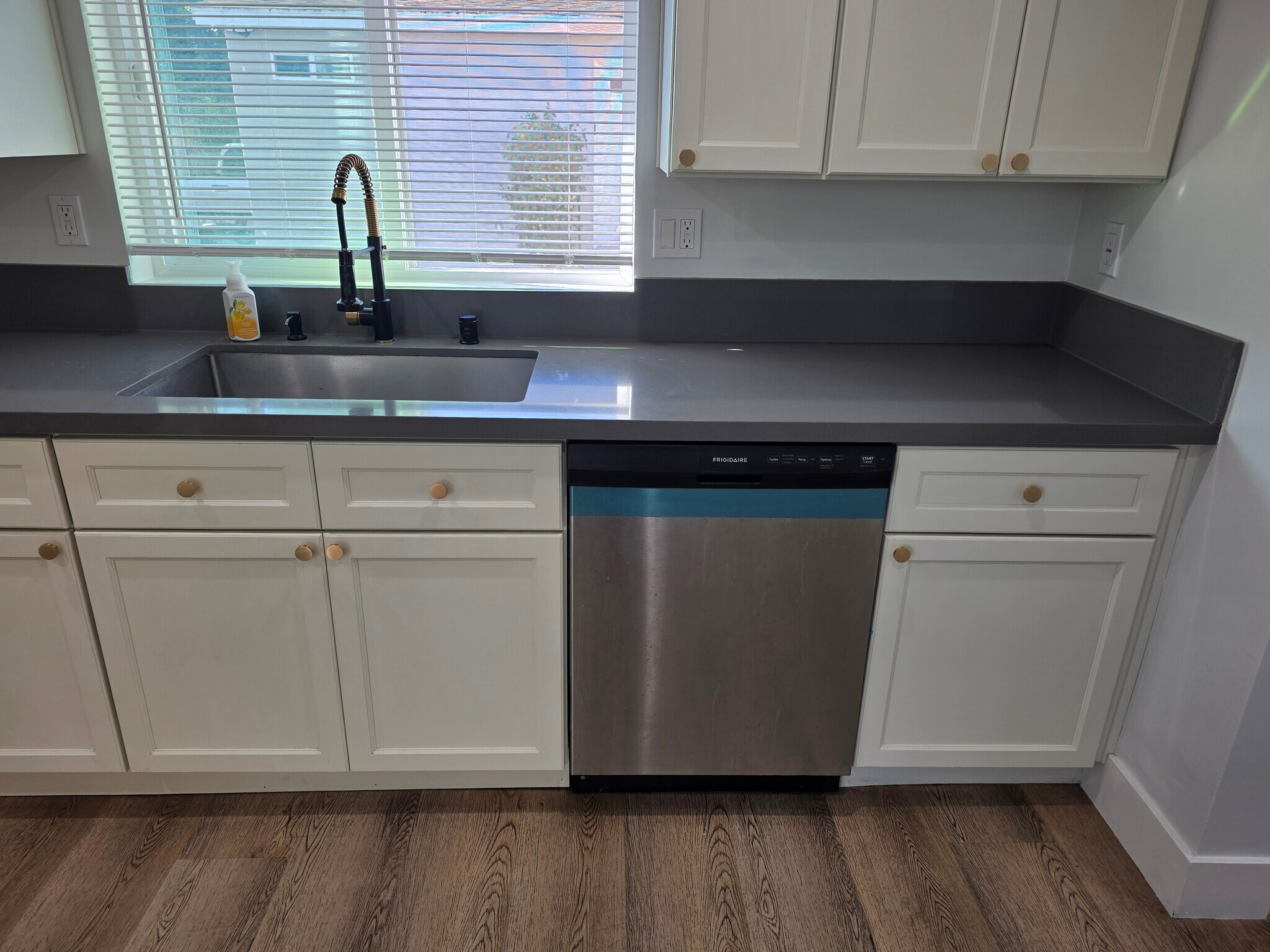 Building Photo - 247 W Sepulveda St