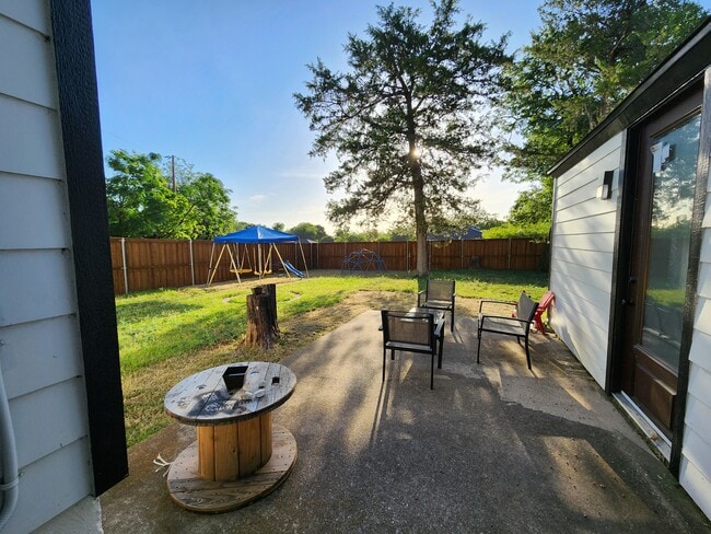 Building Photo - 1402 Harlandale Ave