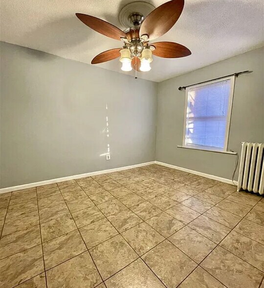 Queen size bedroom - 487 Mercer St