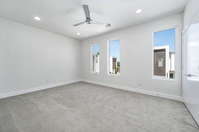 Building Photo - 5519 Paraiso Pl