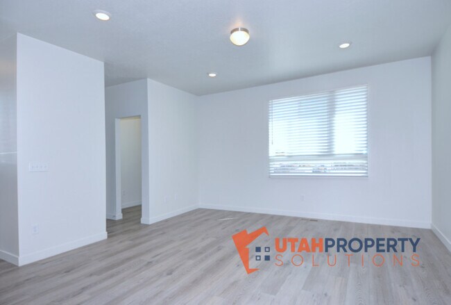 Building Photo - 952 W 500 S