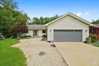 Building Photo - 4-Bed / 2-Bath Nicely Updated Home