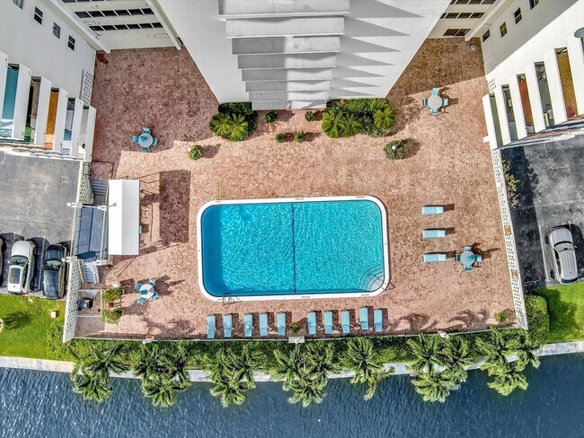 Building Photo - 401 Golden Isles Dr