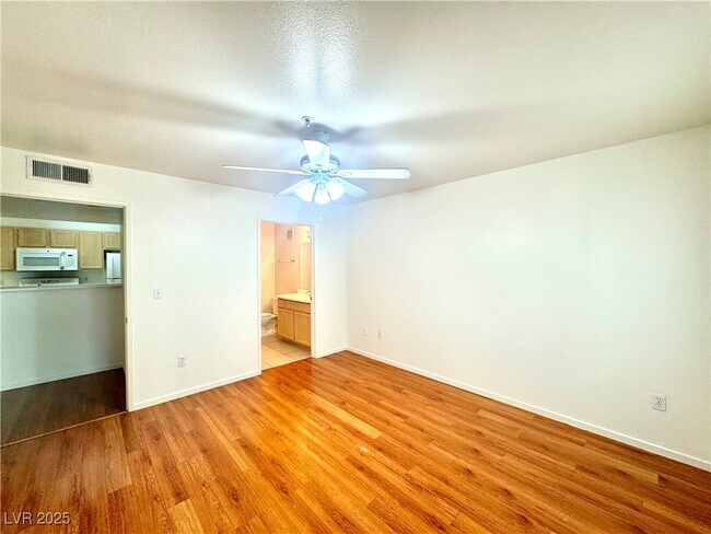 Building Photo - 950 Seven Hills Dr