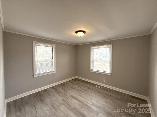 Building Photo - 1142 Mona Dr