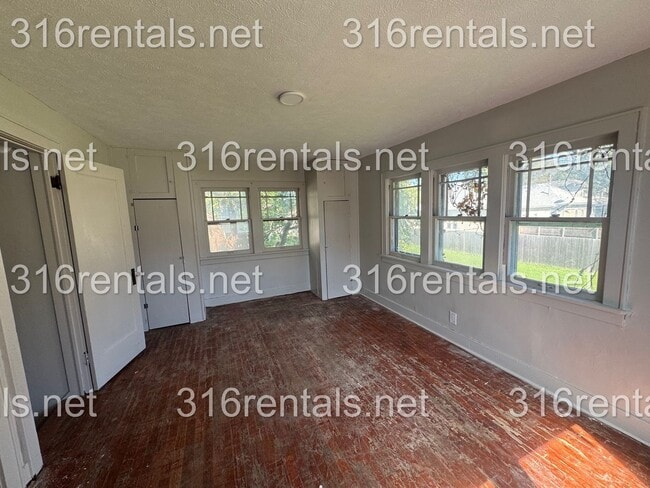 Building Photo - $899 - 3 Bed 1 Bath - Single Family Home