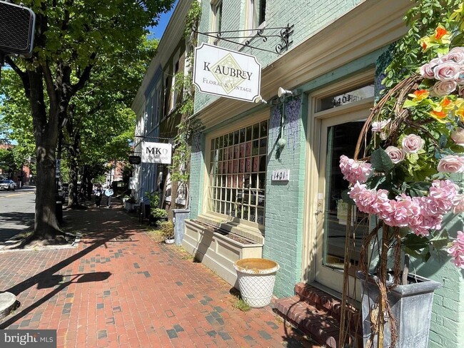 Building Photo - 19 Sunset Dr