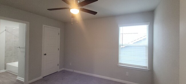 Building Photo - Luxury 3/2.5 Townhome in Cibolo