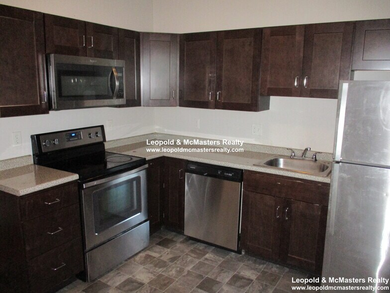 Building Photo - 172 Bigelow St