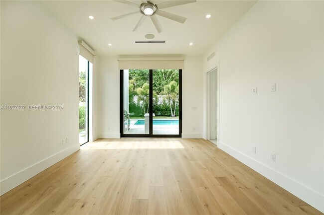 Building Photo - 333 NE Spanish Ct