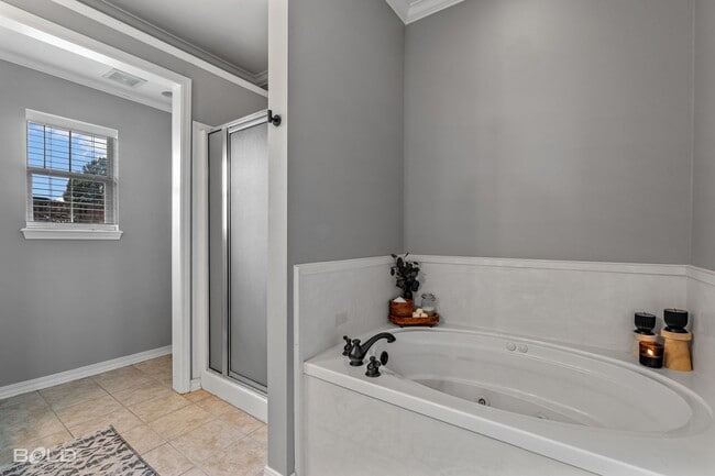 Building Photo - Check Out this 4 bed 2 bath