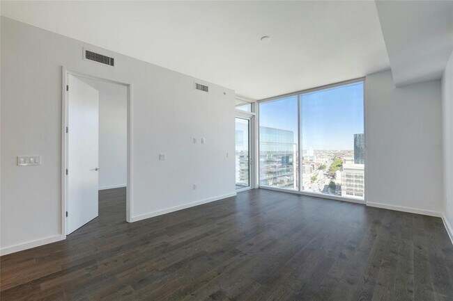 Building Photo - 313 W 17th St