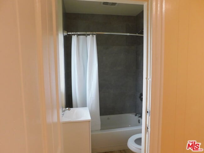 Building Photo - 616 W 58th St