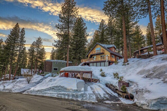 Building Photo - Bright Home in Incline!